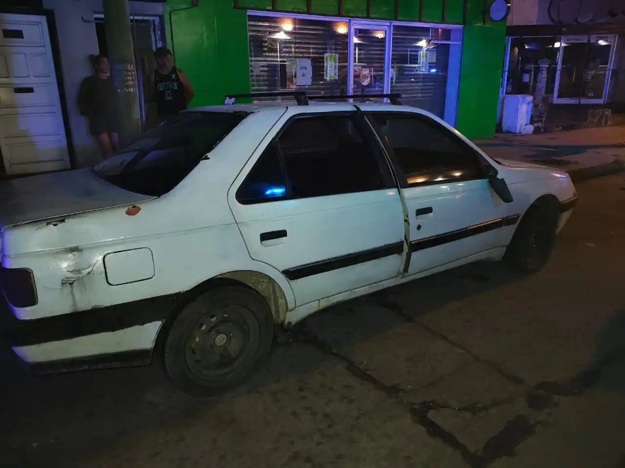 La cerradura del automóvil estaba rota y los cables de encendido habían sido arrancados.