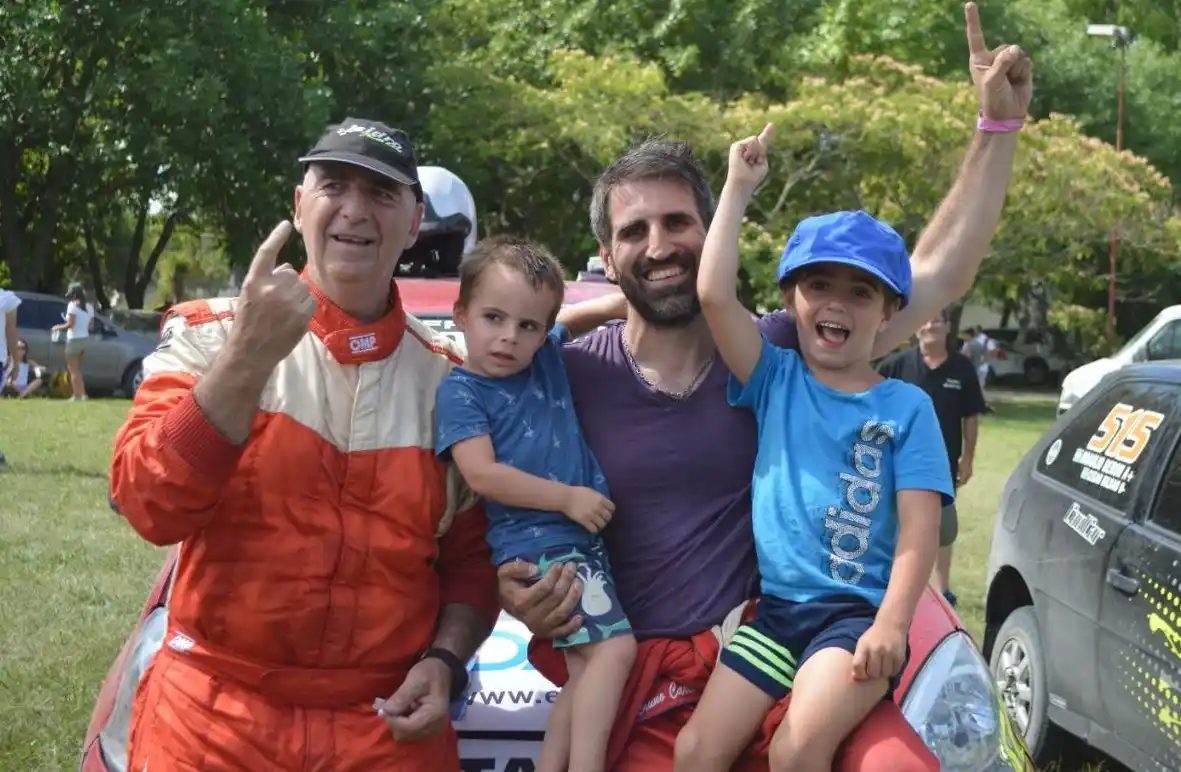 FOTO RIVERO Parte de la familia Cárcano, en pleno festejo.