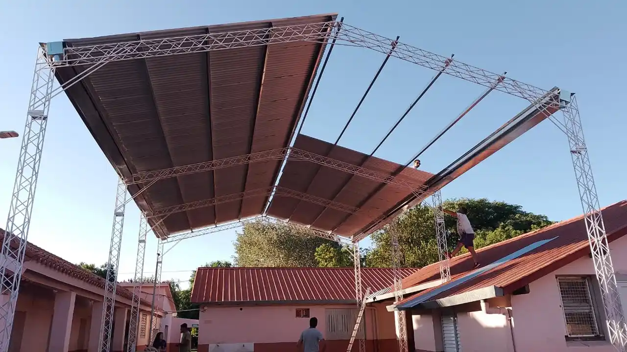 Avanza el techado del patio en la Escuela 187 'Argentina Soberana'