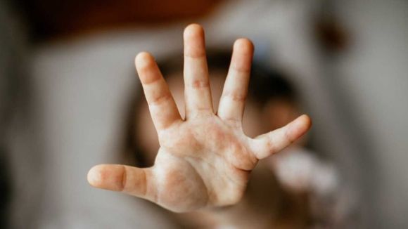 A CAMBIO DE CIGARRILLOS Y COMIDA, abuela y unos tíos permitían el abuso de una niña