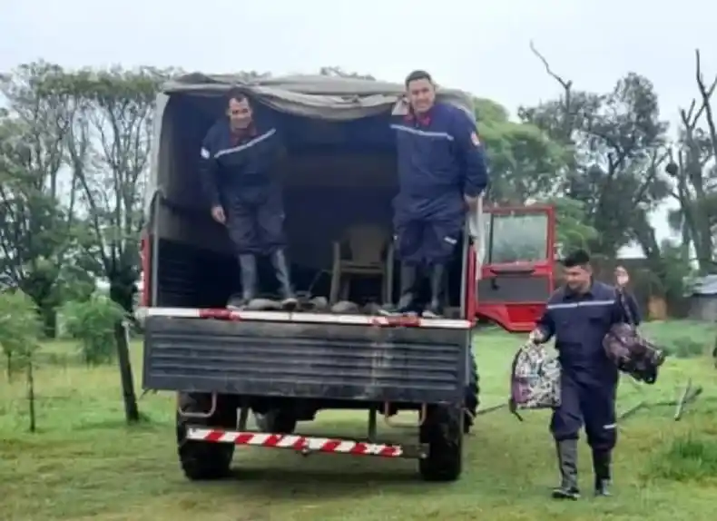 Bomberos ayudaron a una madre e hija a salir de una zona rural anegada