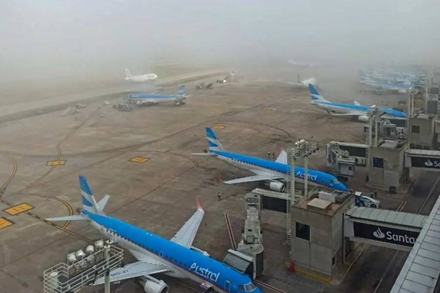 En la víspera del fin de semana largo, persisten las demoras en Aeroparque