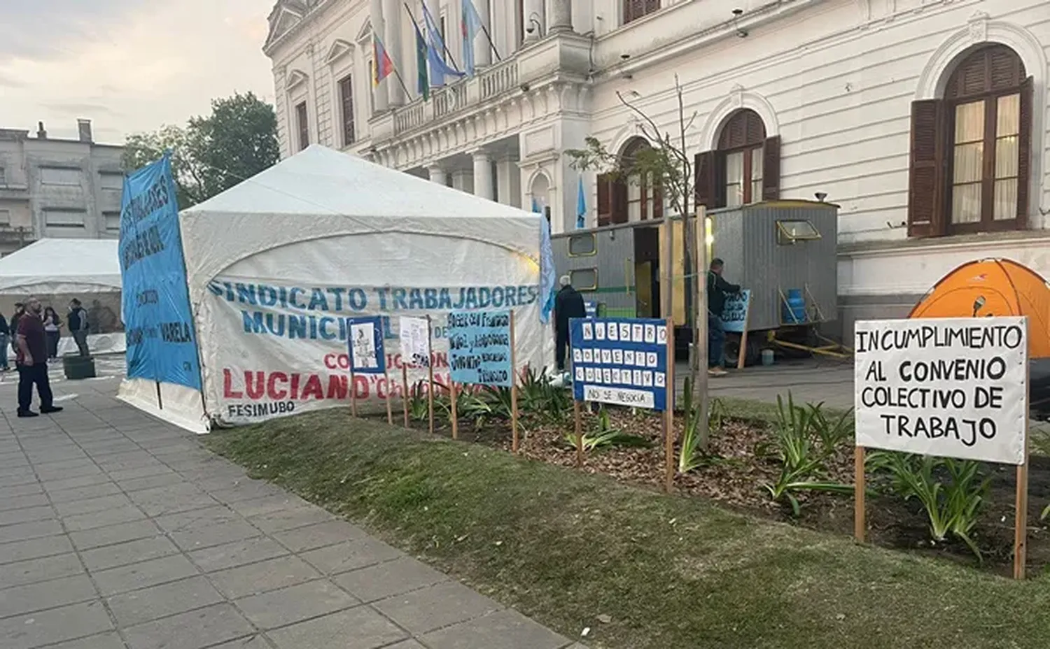 Intendente peronista le redujo el sueldo a los municipales: le respondieron con paro y acampe