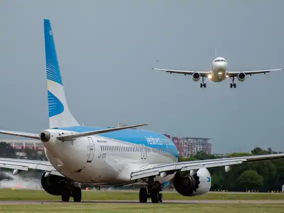 Un avión de Aerolíneas Argentinas desvió su rumbo por una falla en el motor