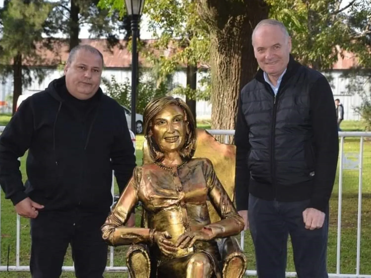Daniel Melero y el intendente de Villa Cañás, Norberto Gizzi, posando junto a la estatua original de Mirtha Legrand.