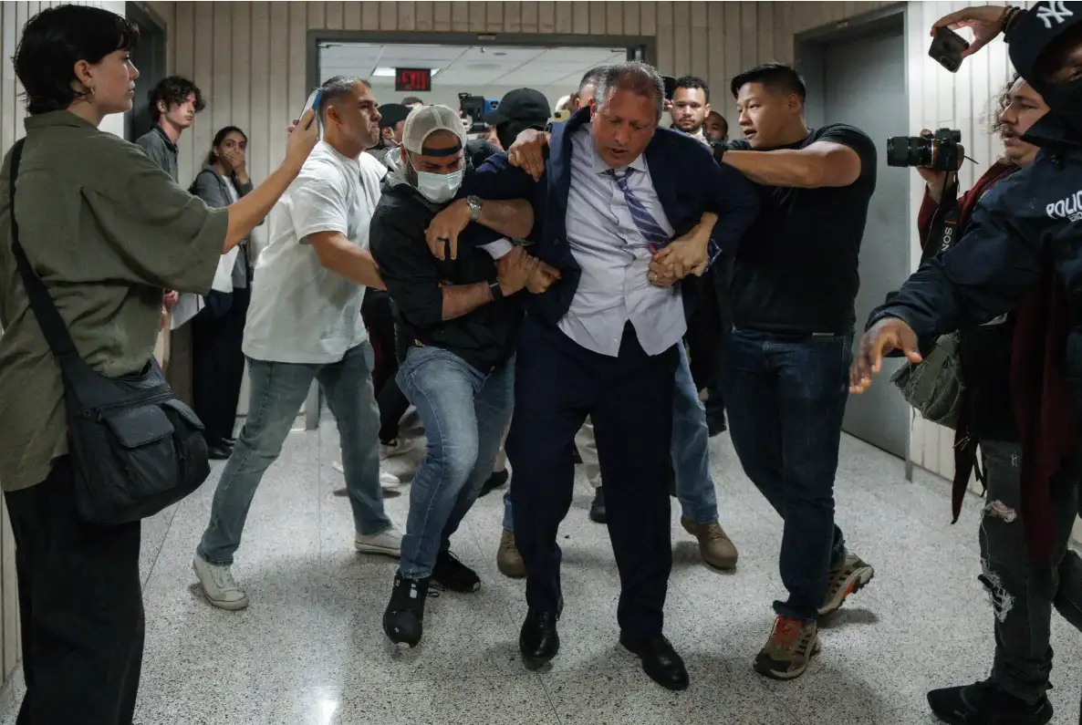 Brad Lander, el contralor de la ciudad de Nueva York, fue detenido el martes por agentes federales dentro de un tribunal de inmigración. (Captura de pantalla)