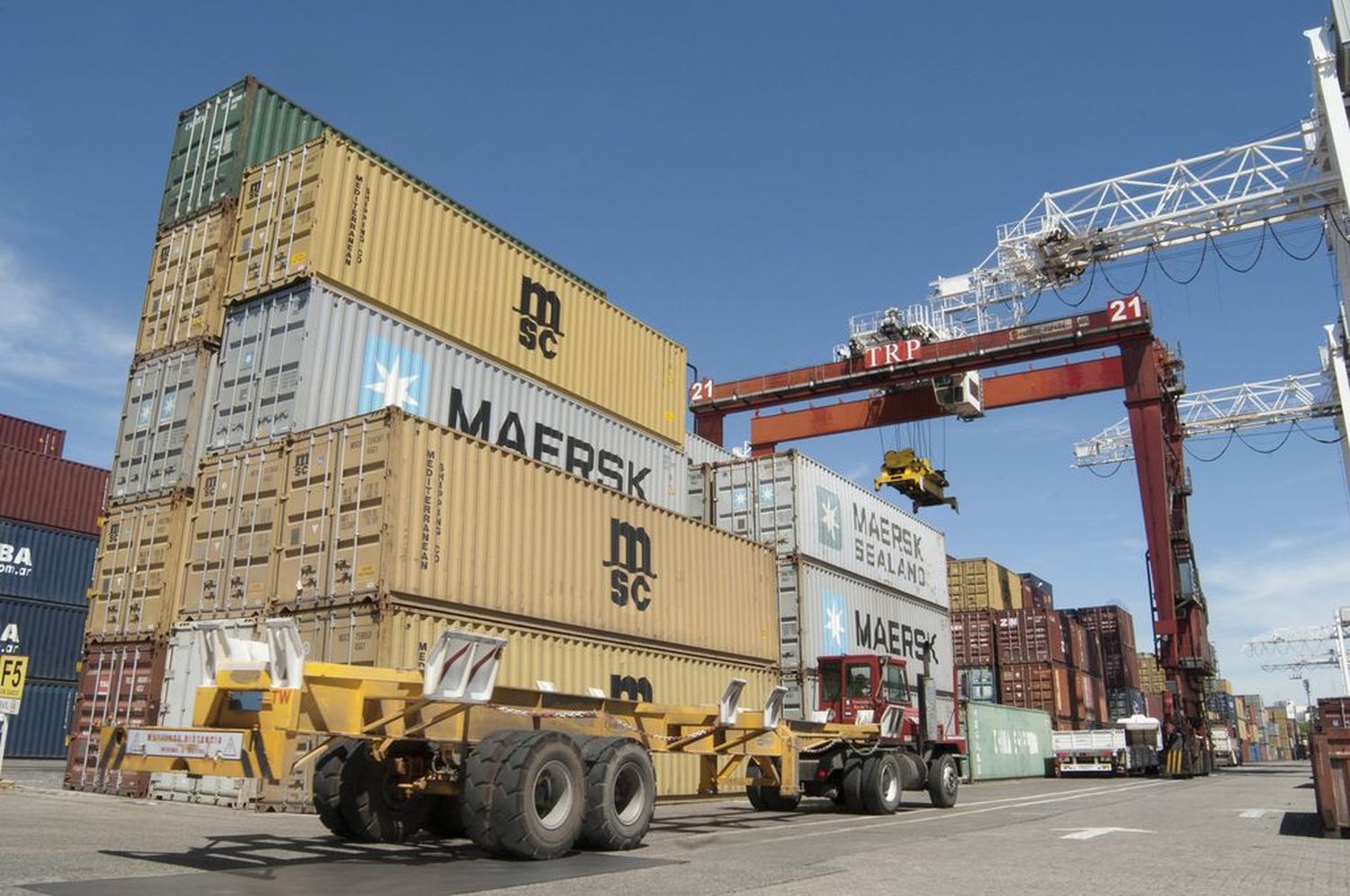 Caputo recordó que la inscripción al Padrón de Deuda Comercial con proveedores del exterior “es obligatoria (hasta el 24 de enero) para quienes realizaron importaciones de bienes y/ o servicios hasta el 13/12/23 y que no hayan accedido al Mercado Único y Libre de Cambios (MULC) para cancelar la totalidad de dichas obligaciones.