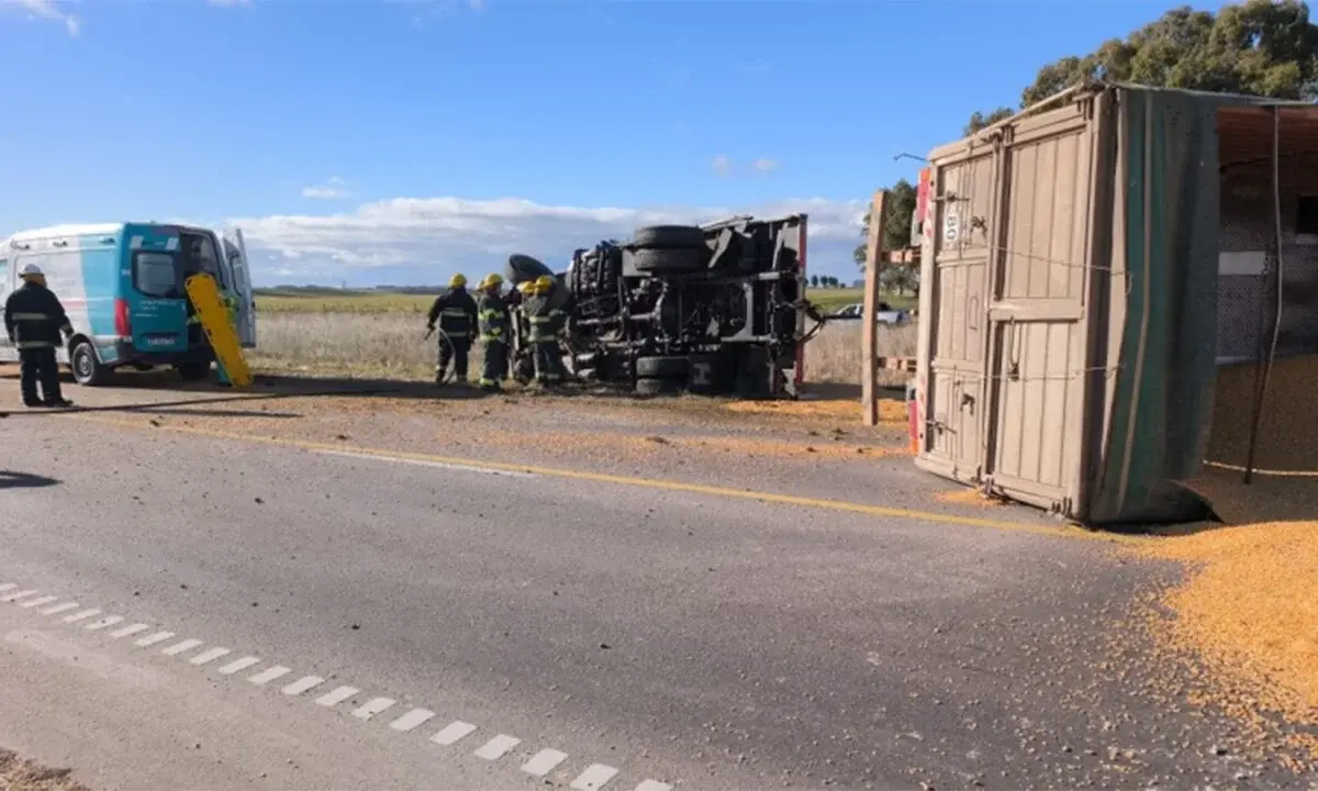 Choque entre dos camiones en la Ruta 33