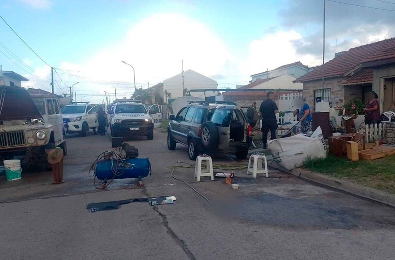 Discutió con su pareja, lo echó de la casa, hizo un piquete y mordió a los policías cuando lo detenían