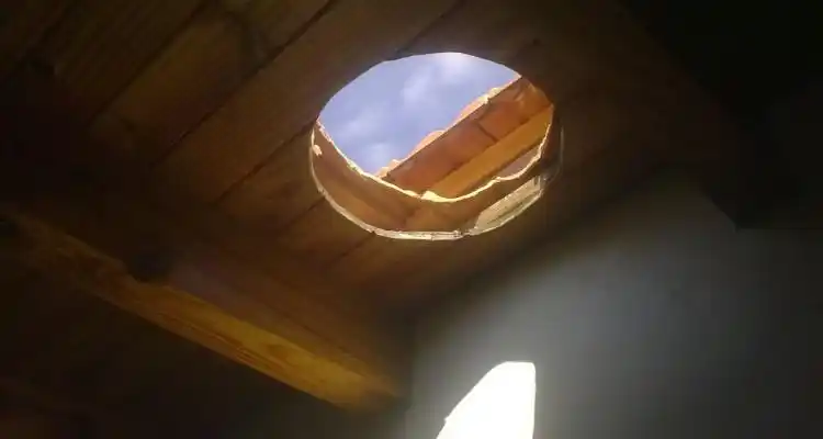 Rompieron el techo de una vivienda para robar dinero en efectivo