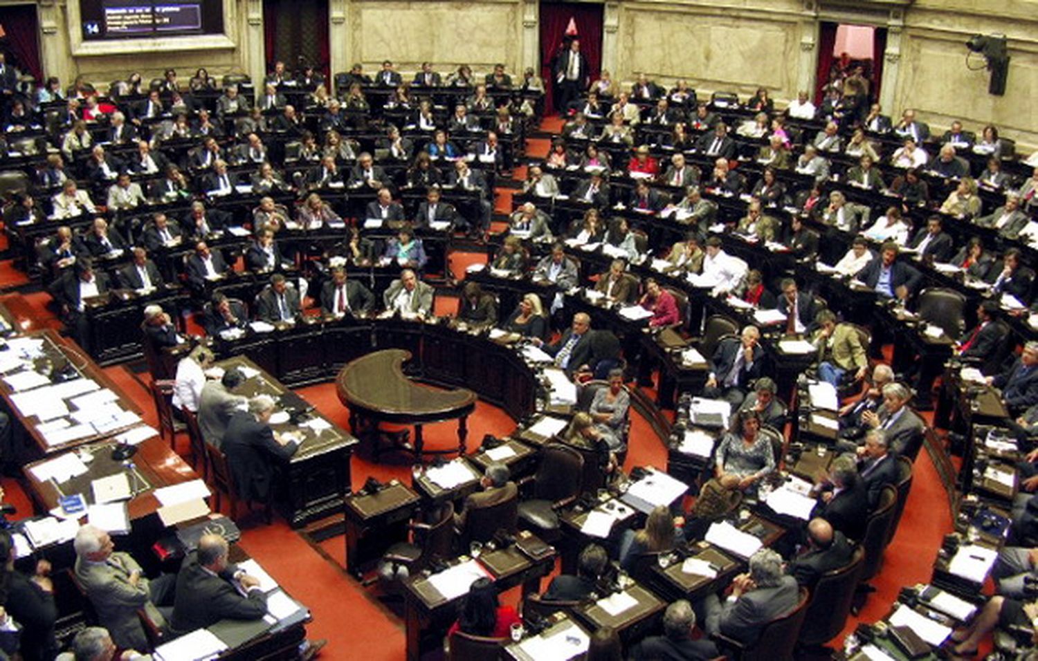 Legisladores aumentan sus sueldos