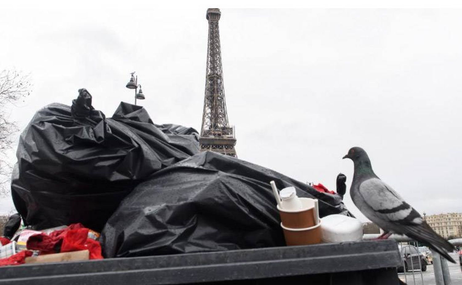 Más de 5 mil toneladas de basura acumuladas en París por el paro de recolectores