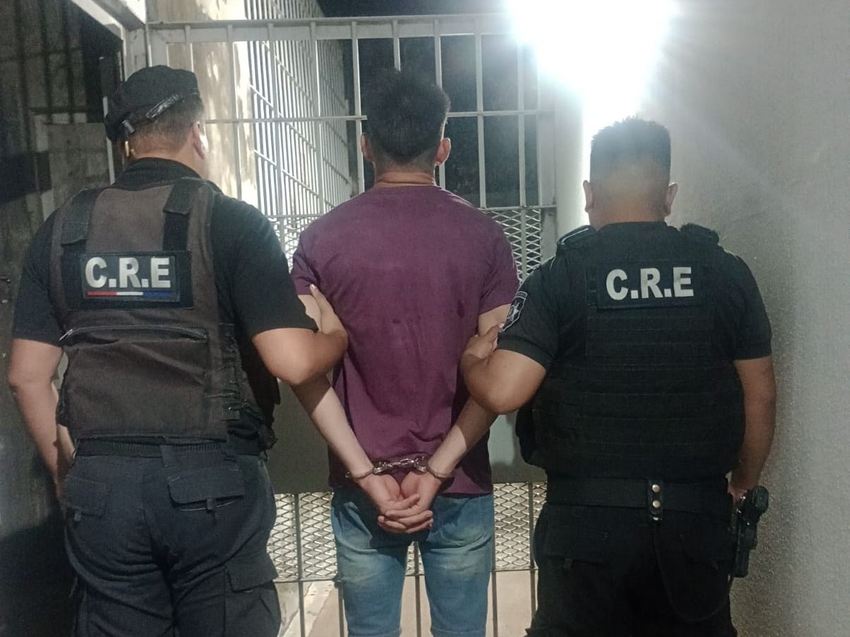 Detuvieron a un hombre por amenazar y agredir a su pareja en frente de su hija de un mes