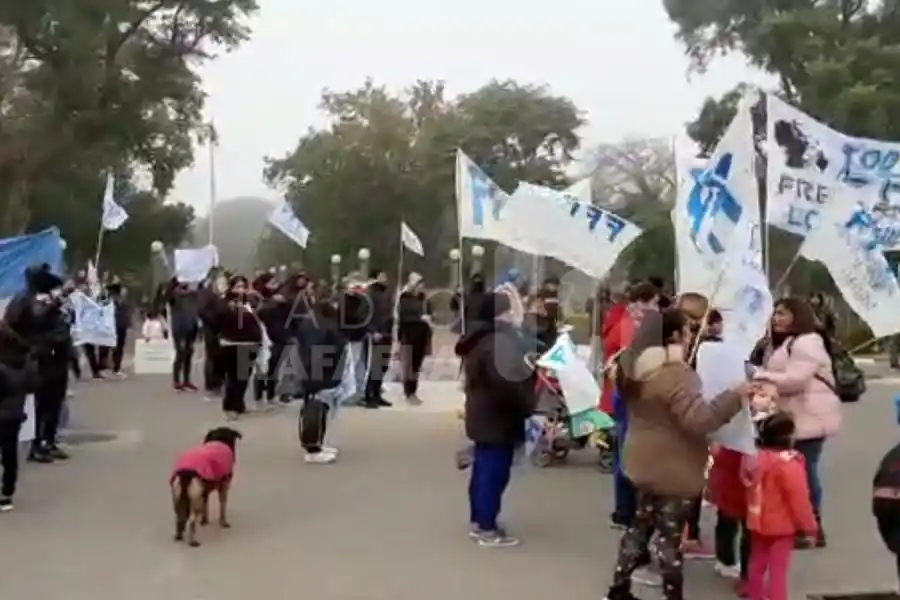 VIDEO | Acampe y olla popular frente al Municipio de Sunchales este miércoles: los vecinos se movilizan pidiendo respuestas