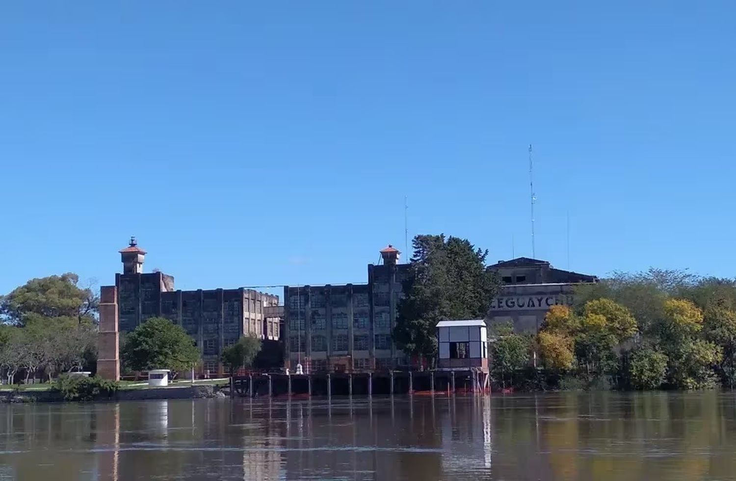 Un derrame de combustible pone en jaque a la salud del río: Un vecino denunció cómo afectó a sus mascotas