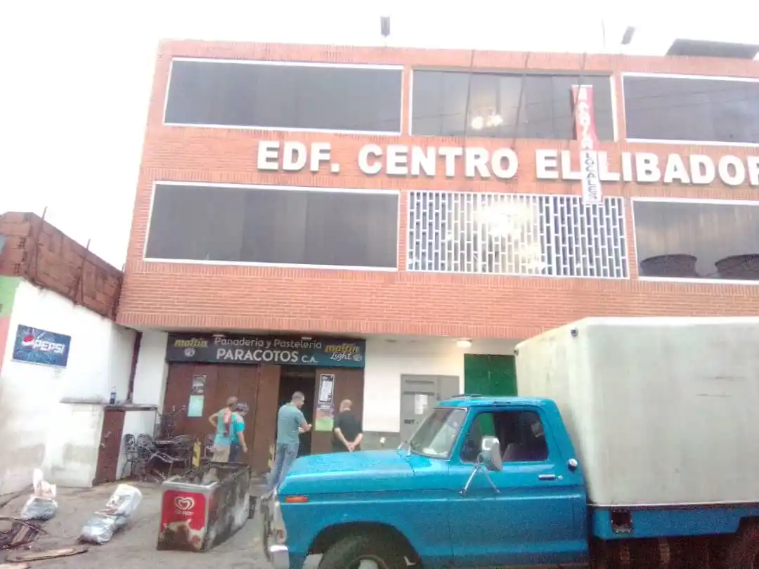 A PUNTA DE REFRESCOS apagan incendio de panadería en Paracotos (+FOTOS)