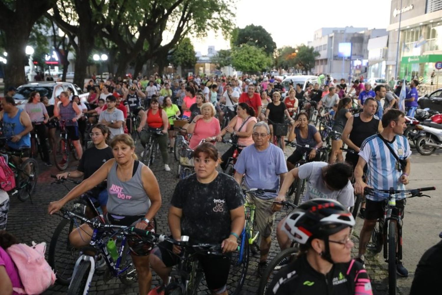 En la noche del jueves, la actividad convocó a 500 niños, niñas, jóvenes y adultos 