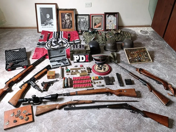 Buscaban un arma sustraída y hallaron diversos elementos nazis