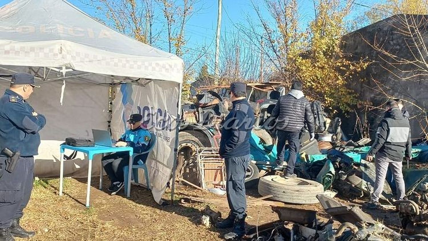 La Policía presente en el lugar donde hallaron las autopartes
