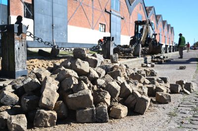 Comenzó la puesta en valor de la calle ubicada entre los Galpones del Puerto y el río