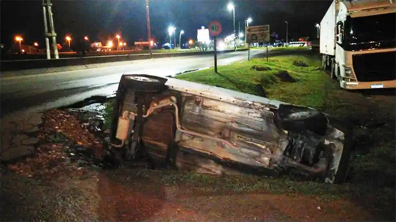 Perdió el control del auto, volcó y terminó en una alcantarilla