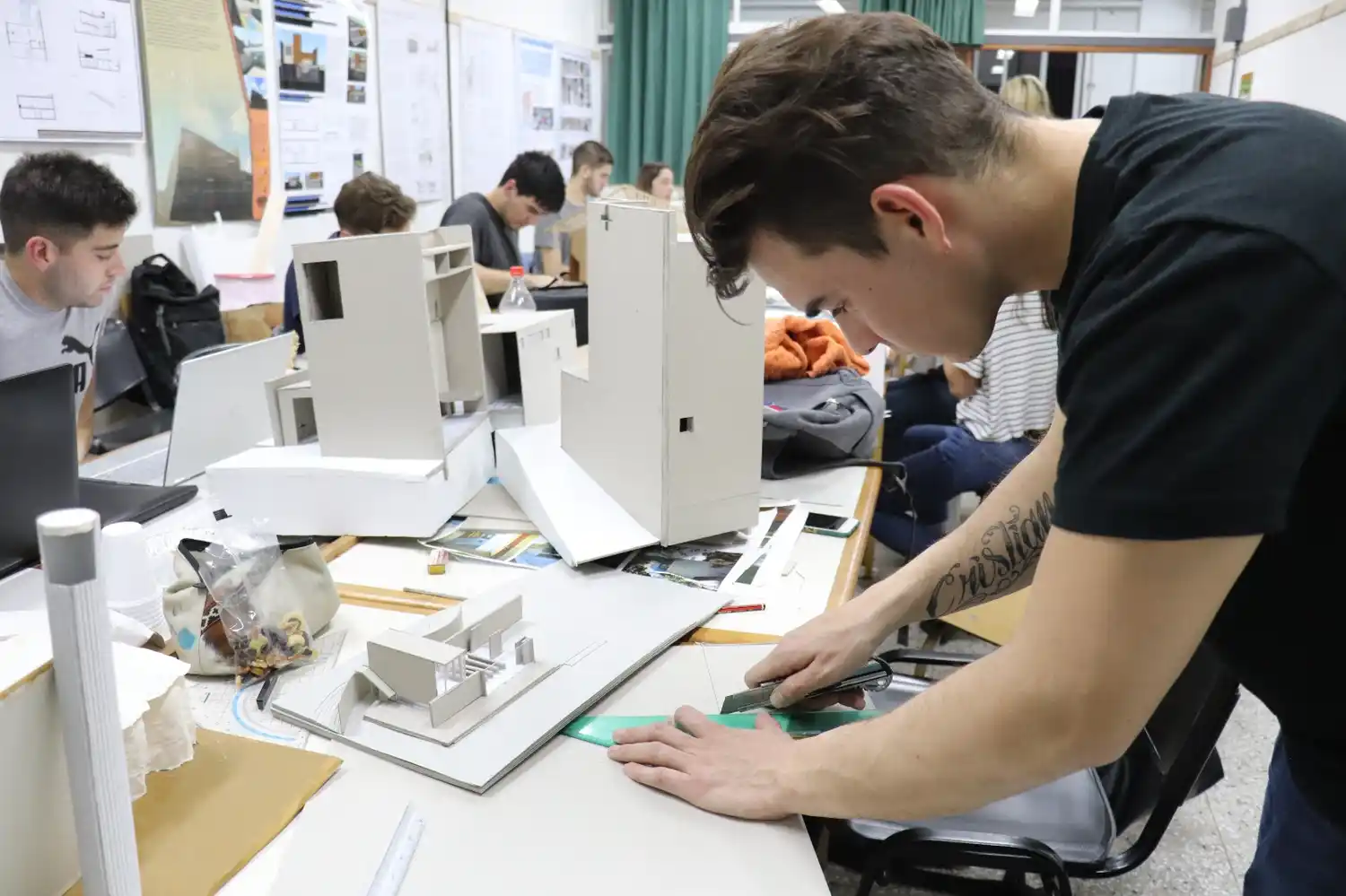Estudiantes de Arquitectura elaboran las maquetas que son parte del plan de estudio.