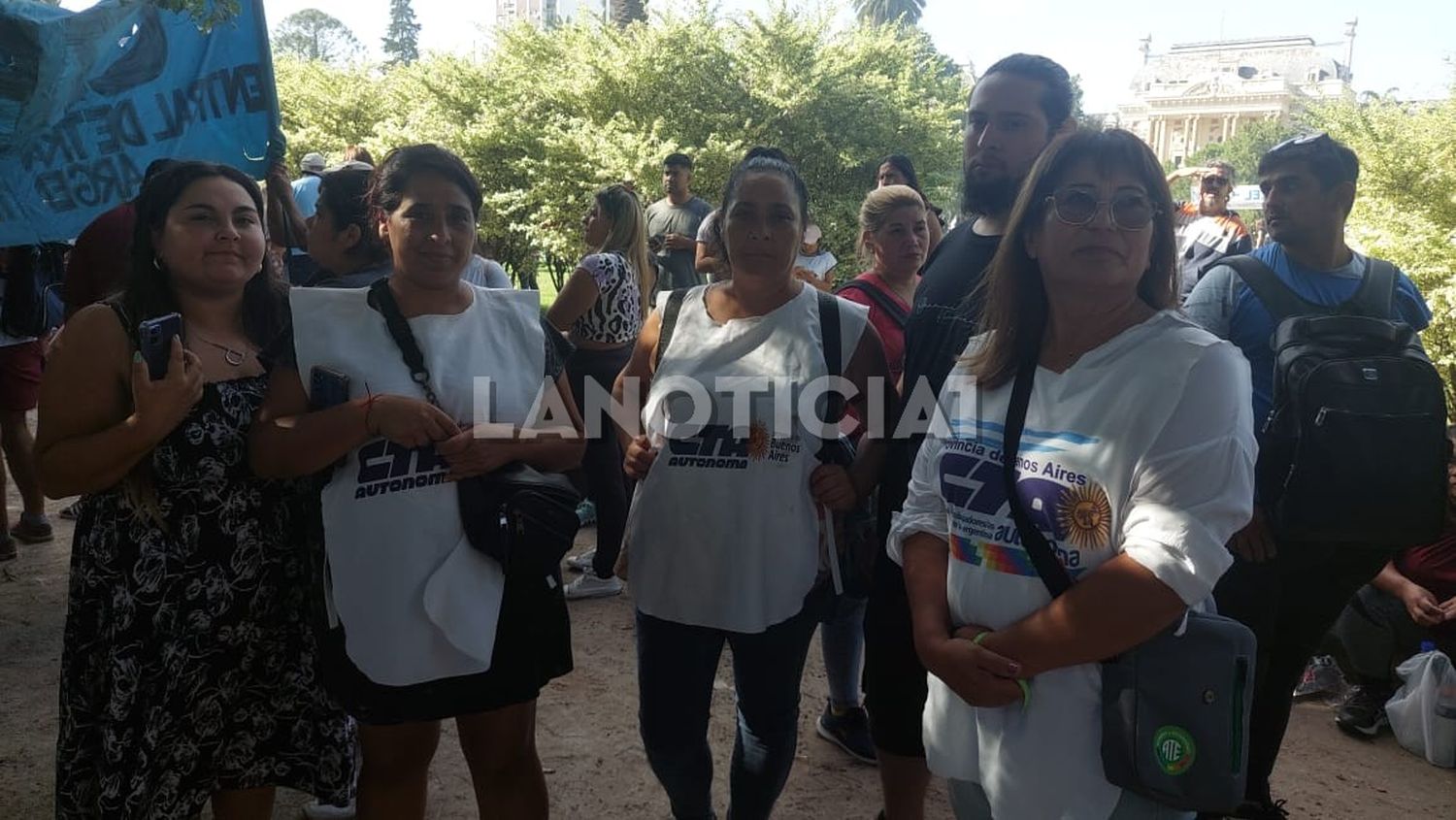 Representantes de la CTA estuvieron en las afueras de la Legislatura para apoyar a Kicillof.