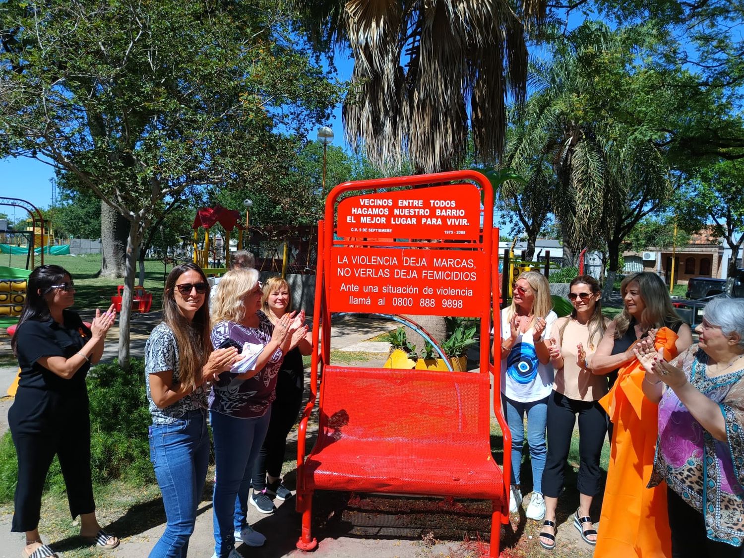 Instalaron un banco rojo en la plaza de barrio 9 de Septiembre.