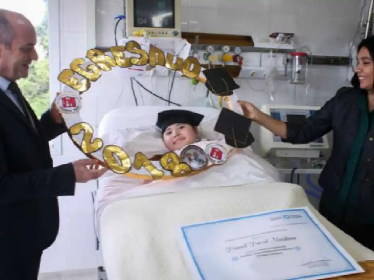 Un niño egresó de la primaria desde terapia intensiva