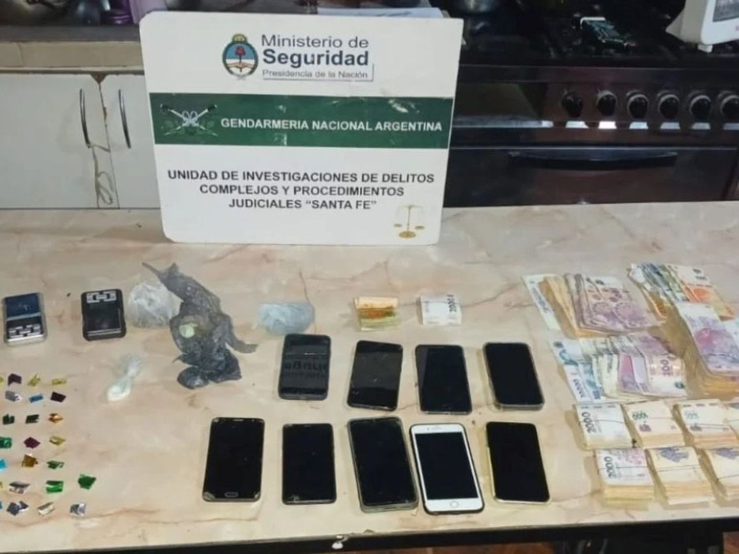 Santa Fe: incautaron drogas y más de $1 millón en barrio Nueva Esperanza