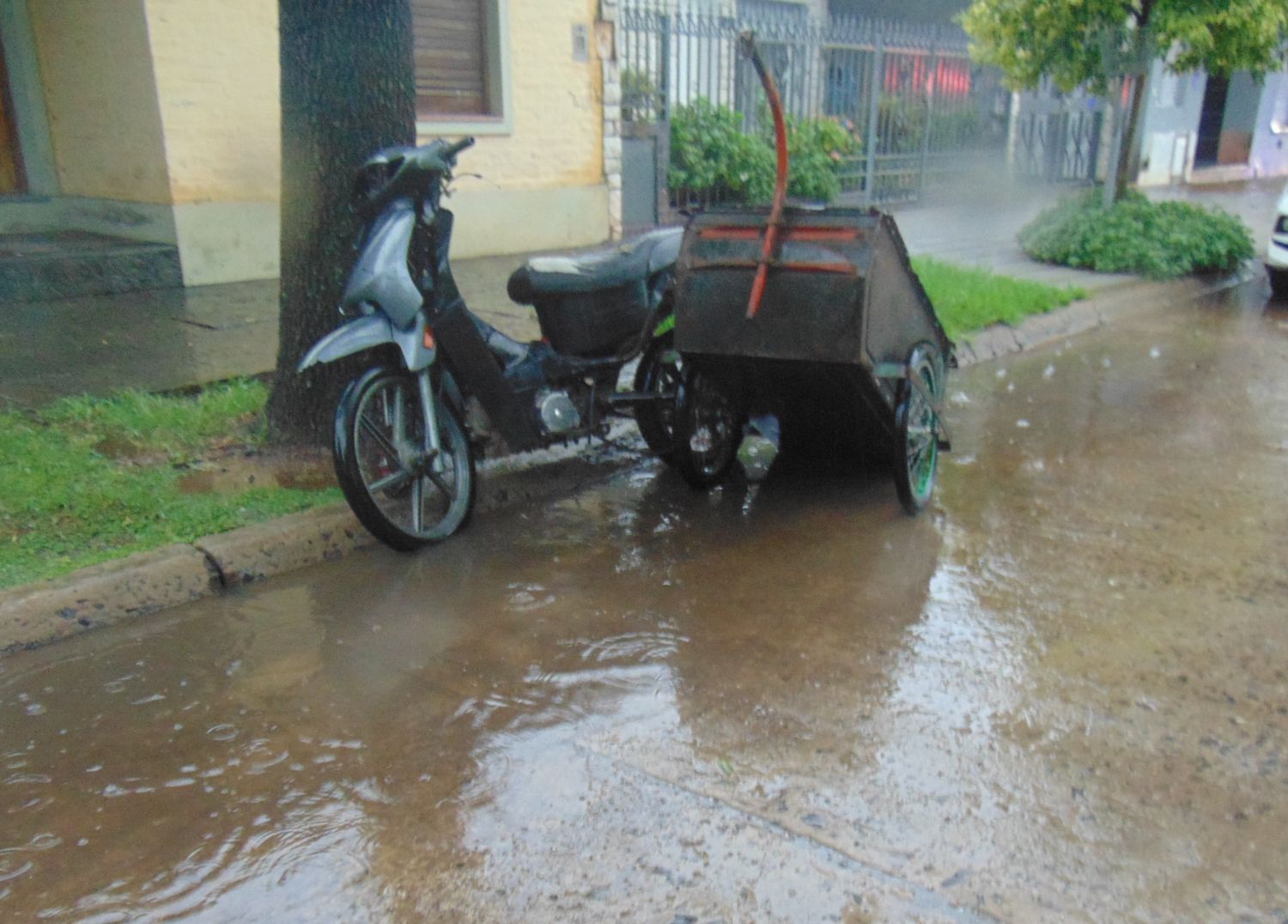 La motocicleta era tripulada por dos personas. Crédito: Bomberos Voluntarios.