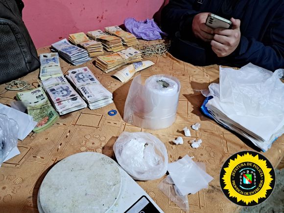Secuestran un arma de fuego, cocaína, más de 4 millones de pesos y detienen a cuatro personas