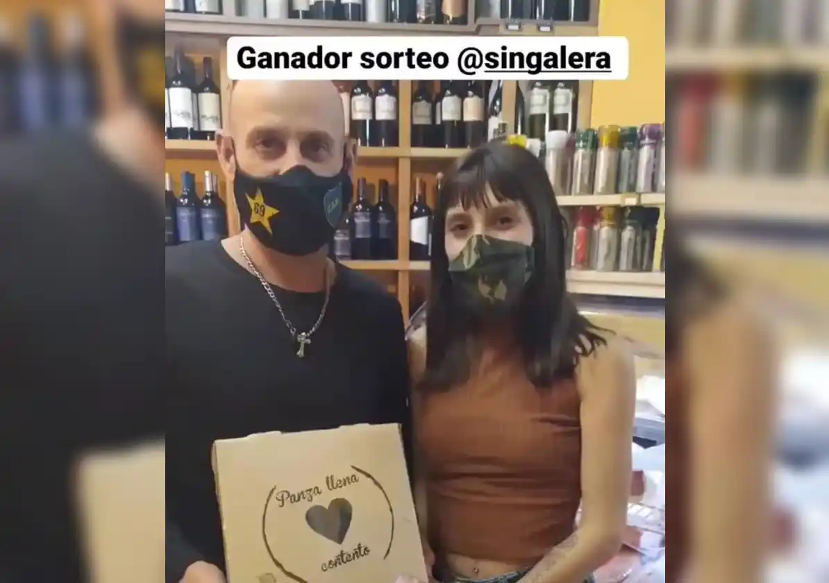 Ariel pasó por Lo de Urbano y retiró su premio