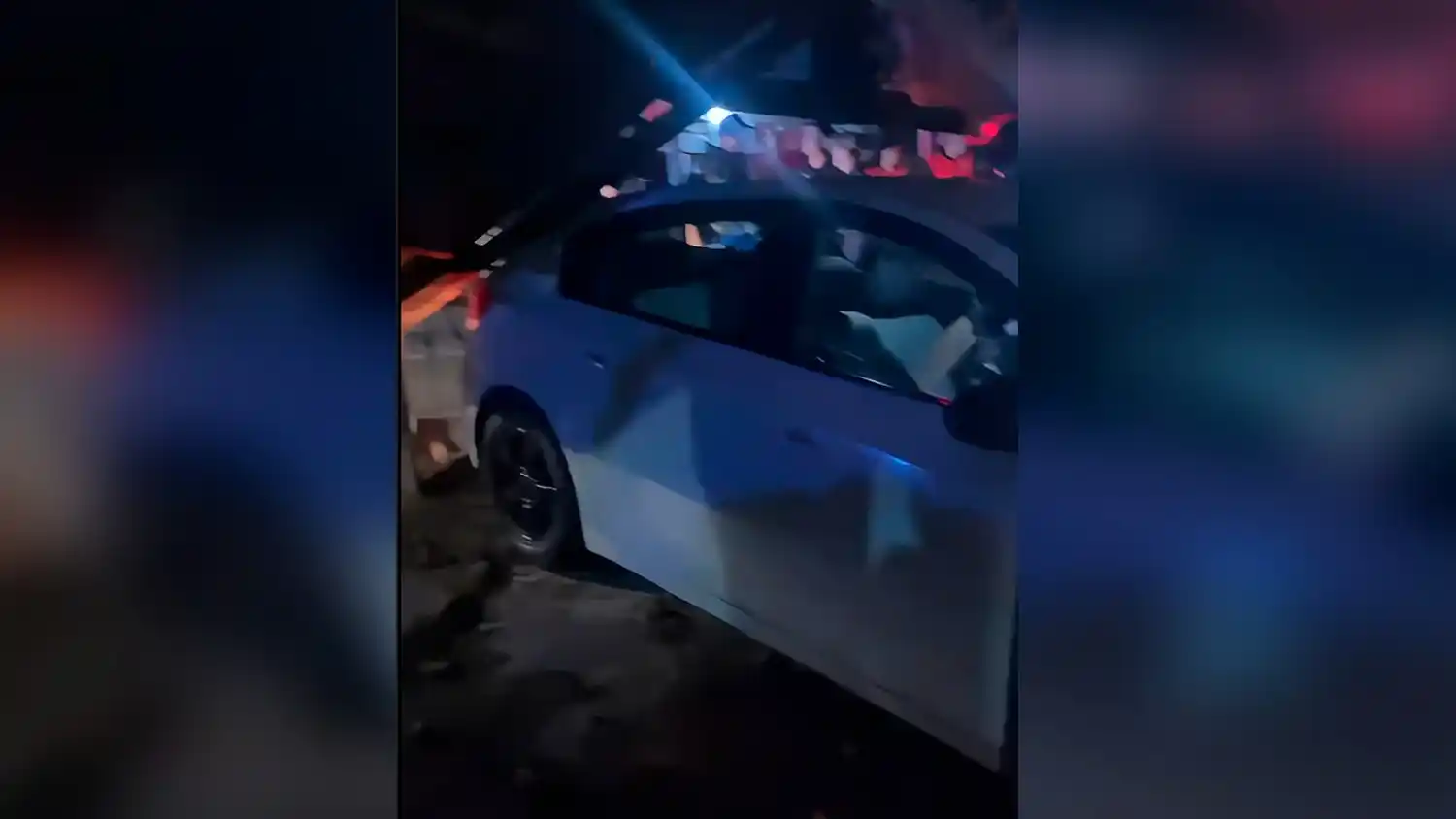 El vehículo impactó contra el frente de una vivienda tras una fuga policial.