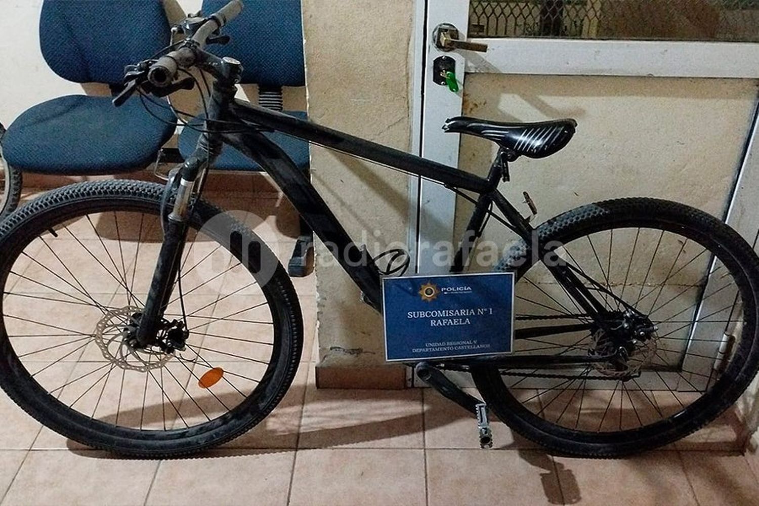 Se metió a robar a una casa, pero sonó la alarma y huyó abandonando una bici y zapatillas