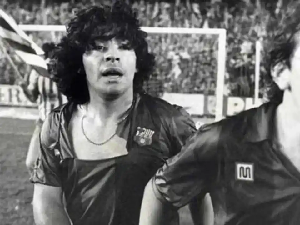 La batalla de Maradona contra el Bilbao en 1984:se subasta la camiseta del Barça.