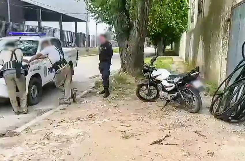 Detuvieron a dos ladrones de cables telefónicos en el barrio Don Emilio