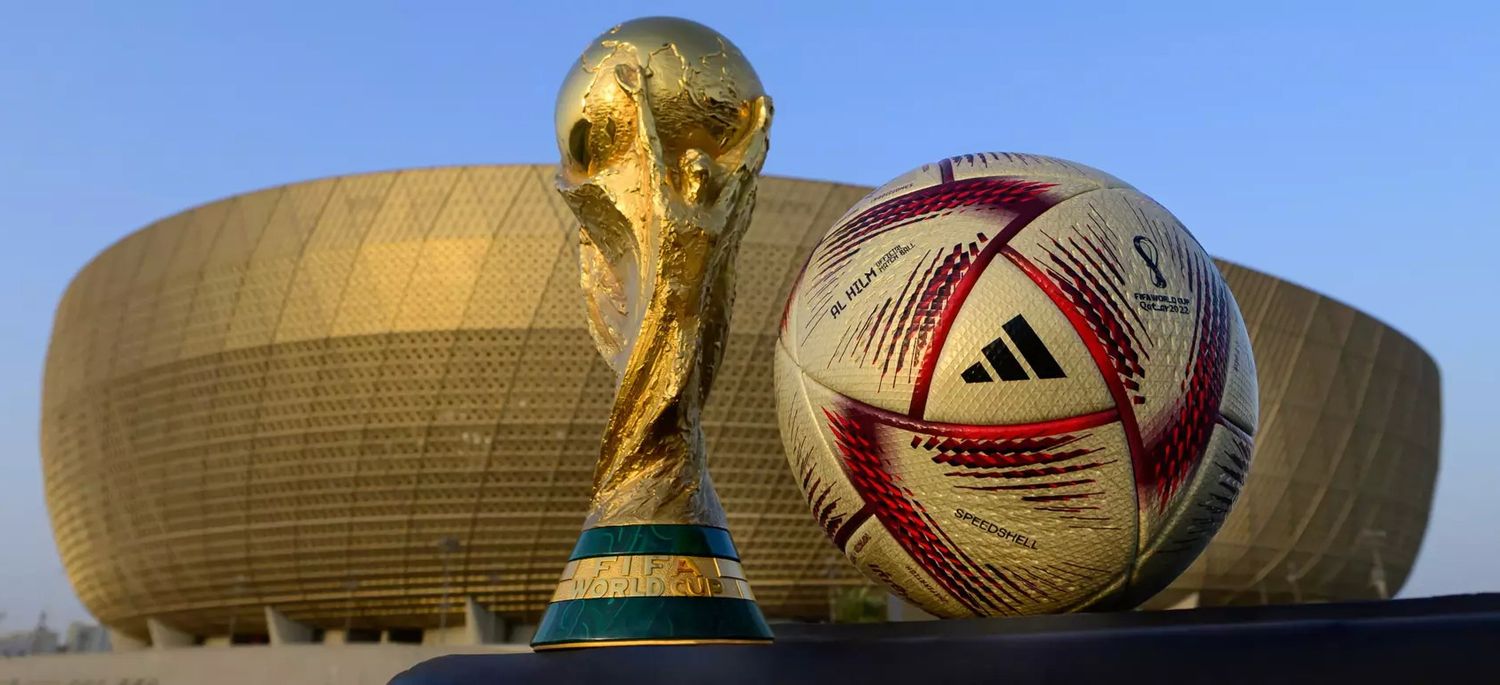 Una Al Hilm, junto a la preciada Copa del Mundo.