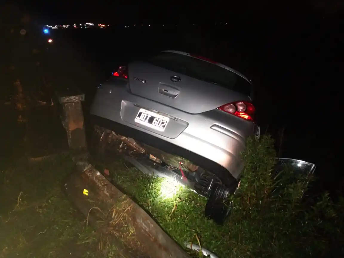 Circulaba por ruta 32 cuando despistó y chocó la estructura de un puente