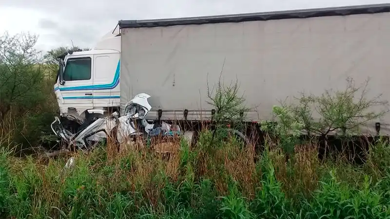 Una mujer falleció al chocar un camión y un auto en cercanías a Nogoyá