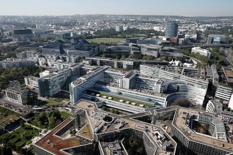 El Hospital Georges Pompidou, visto desde el globo de investigación Ballon Generali de Paris durante los controles de calidad del aire, sobre el Parc André-Citroën en París,