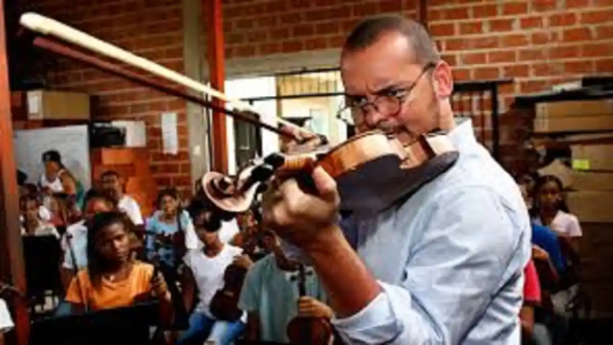 «No PODEMOS ser INDIFERENTES»: director de orquesta Ron Davis rompe el silencio