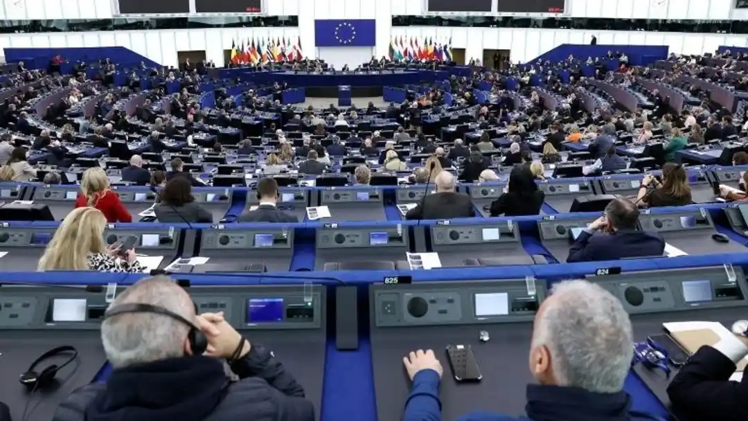 Parlamento Europeo adopta definitivamente dos textos clave para endurecer la política migratoria