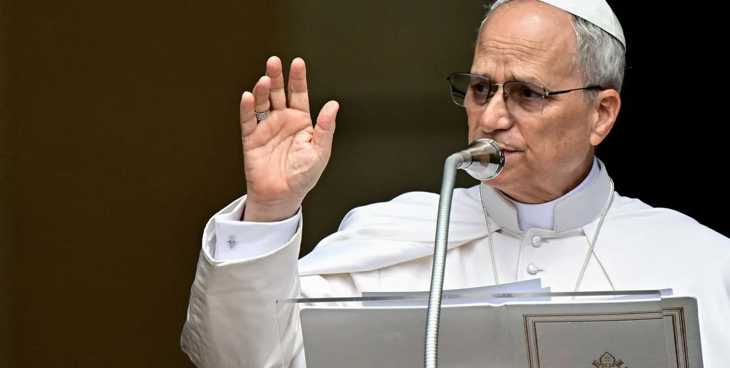 El papa León XIV encabezó el Ángelus en Castel Gandolfo ante miles de fieles. Foto: Reuters.