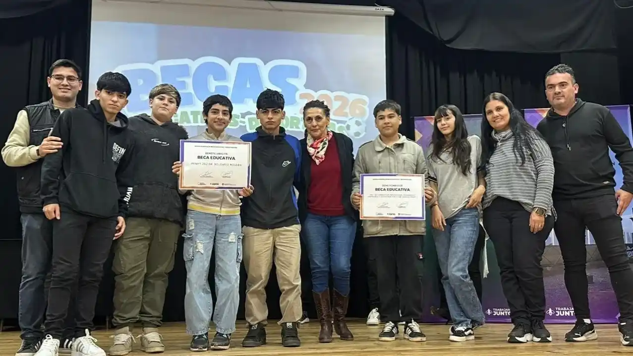 El intendente Mauricio Actis entregó becas a niños, adolescentes y jóvenes