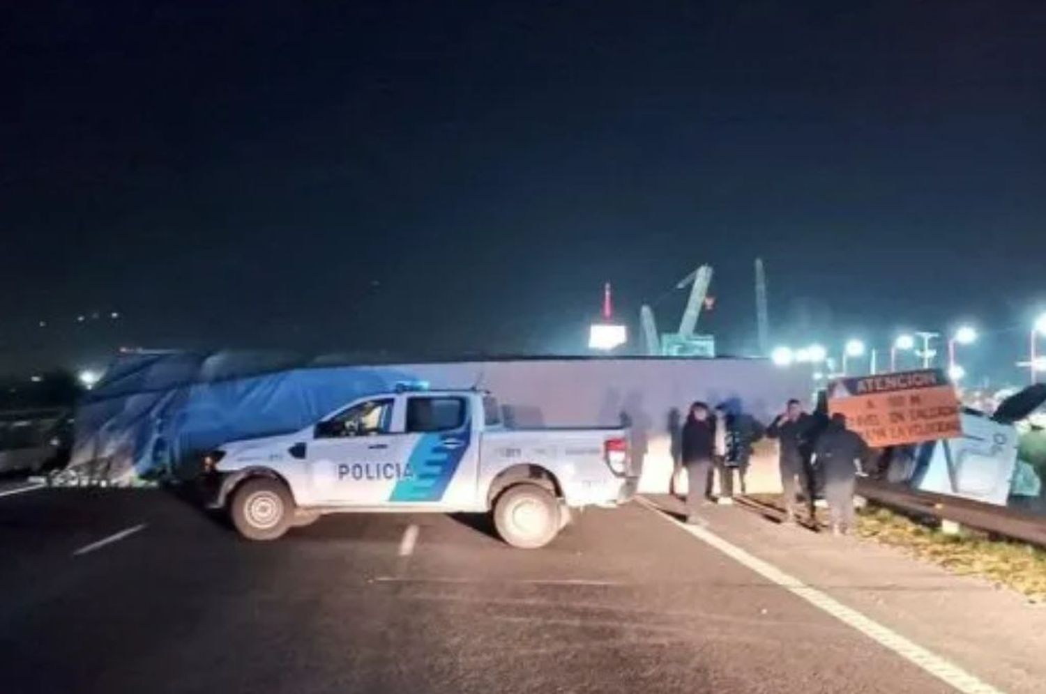 Un camión volcó en la autopista Panamericana y murió el chofer