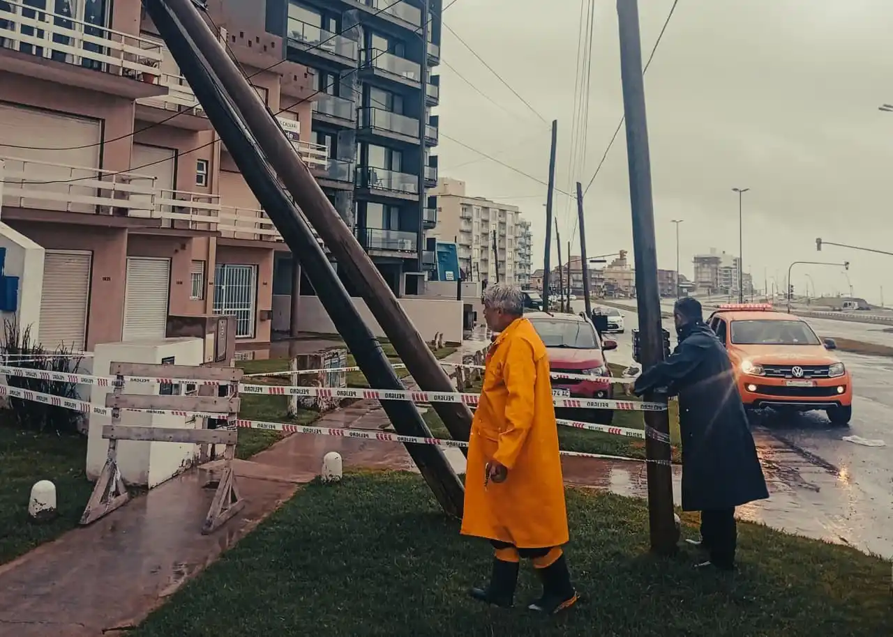 Defensa Civil mantiene las guardias activas debido al temporal que se extenderá hasta la tarde.