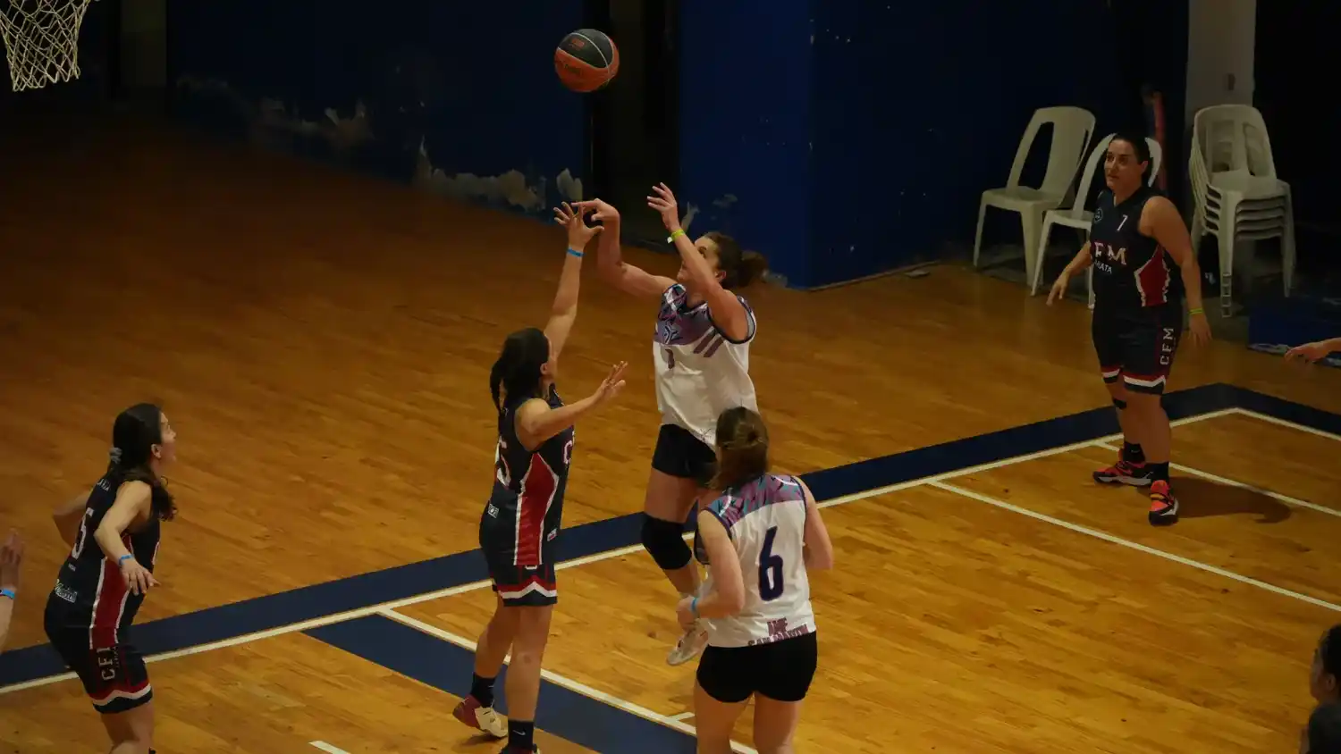 Básquet. En ambas ramas, se juega en el Piso de los Deportes y en el Colegio Nacional