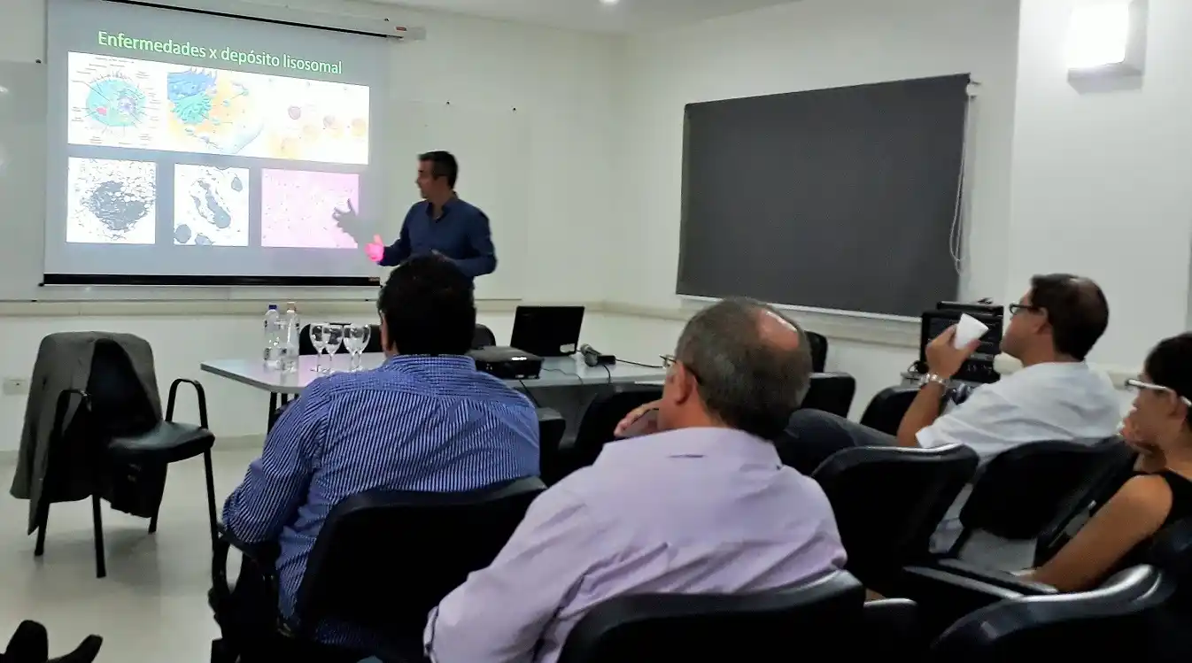 El Hospital Centenario capacita a profesionales en ateneos y telesalud