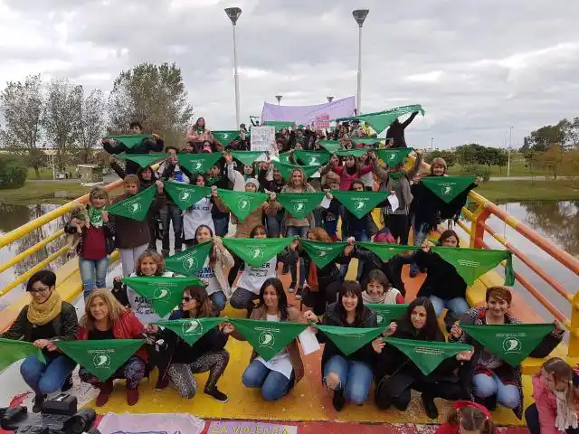 Se reúnen en la Biblioteca a escuchar votación de la Ley de Interrupción Voluntaria del Embarazo  